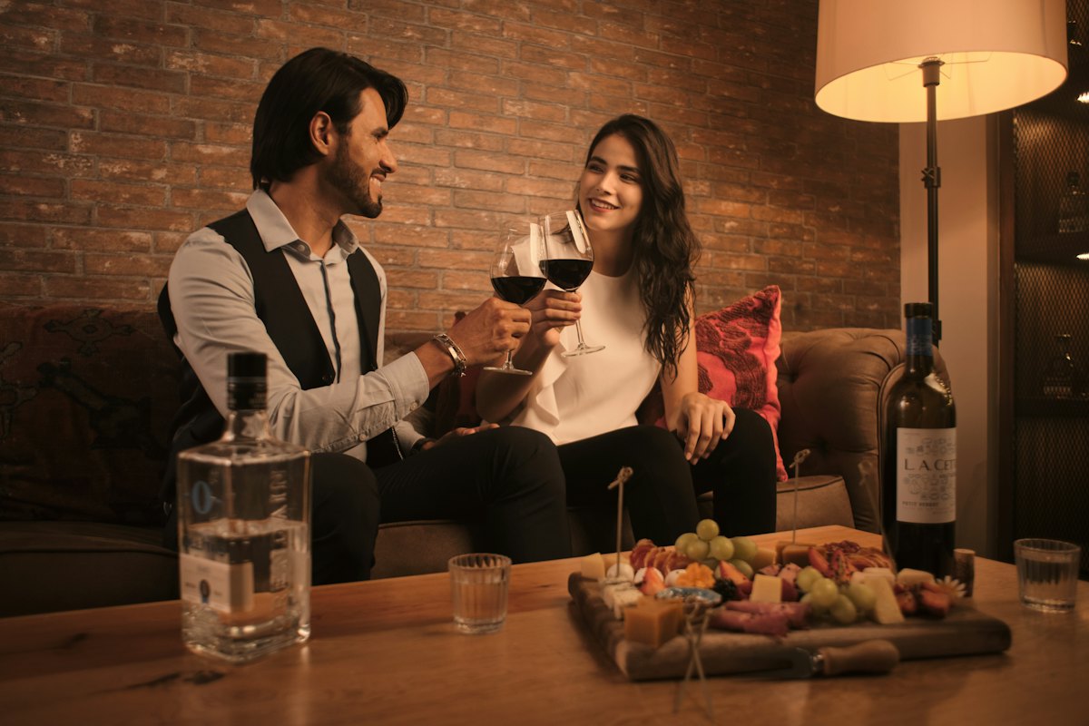 Pareja brindando con vino