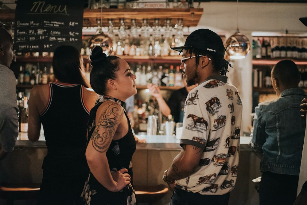 Chico y chica charlando en un bar