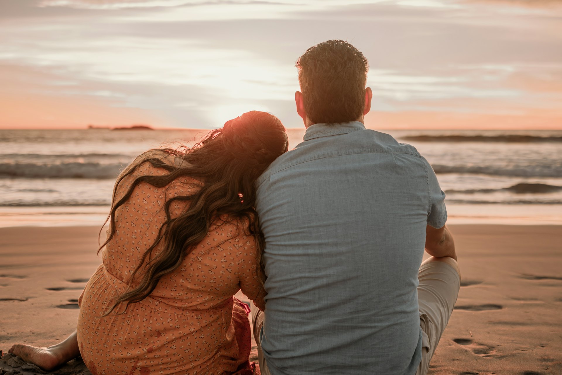 Pareja en la playa al atardecer