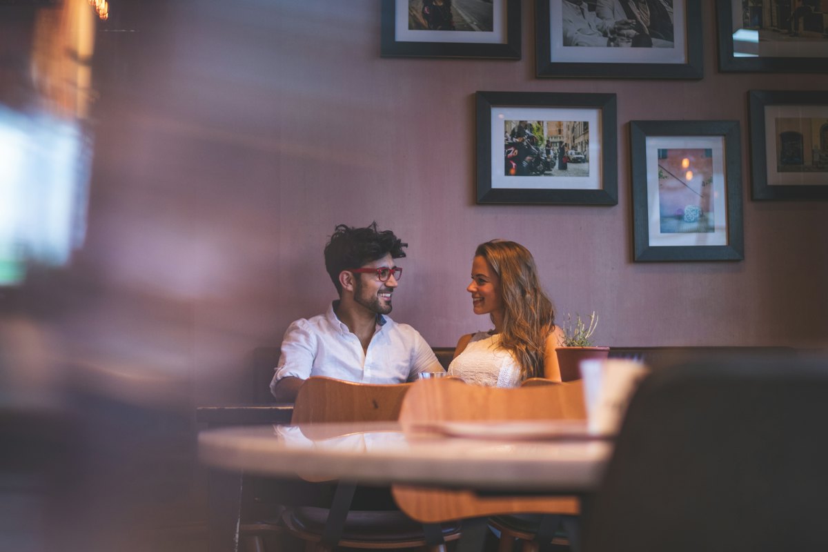 Chico y chica charlando en un bar