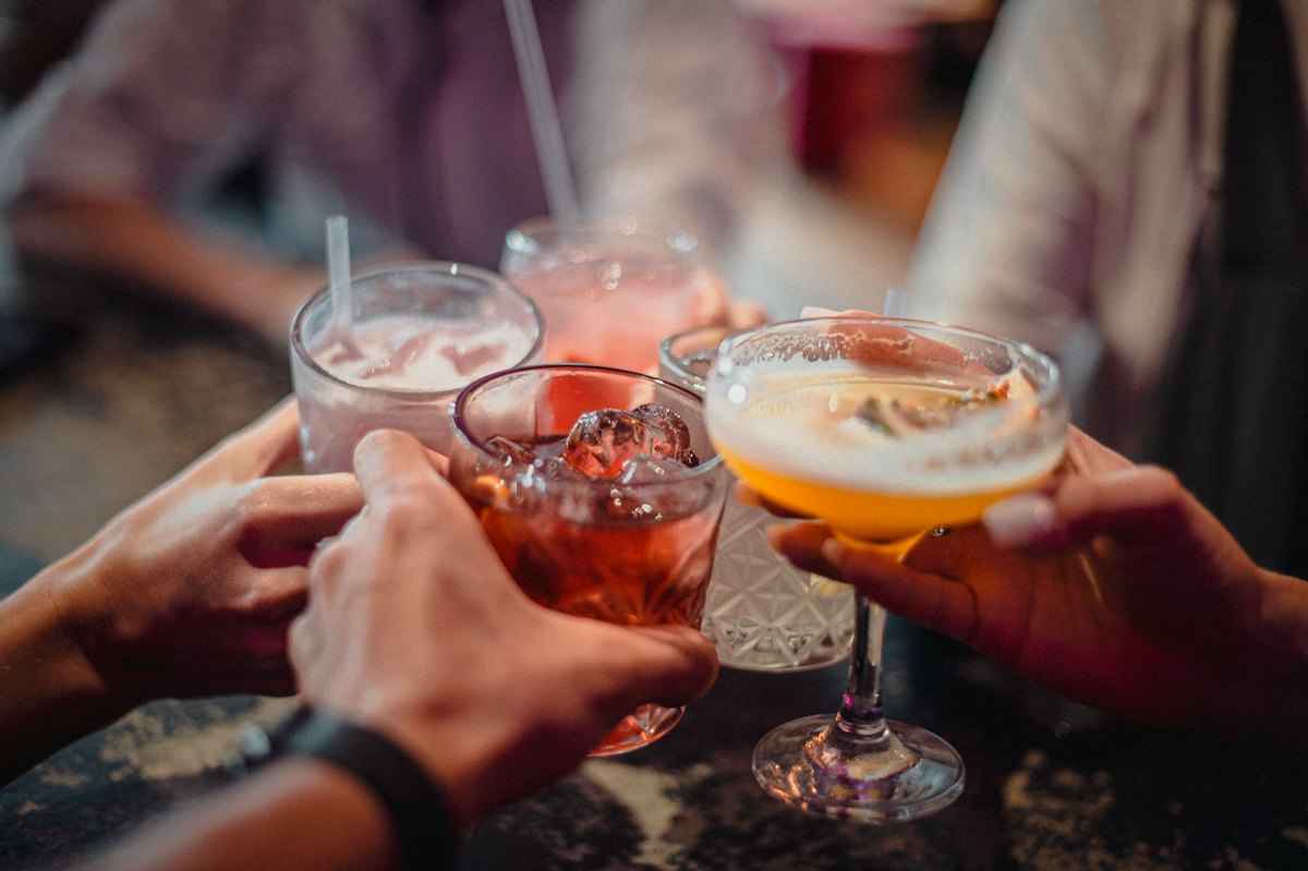 Brindis con cócteles de colores